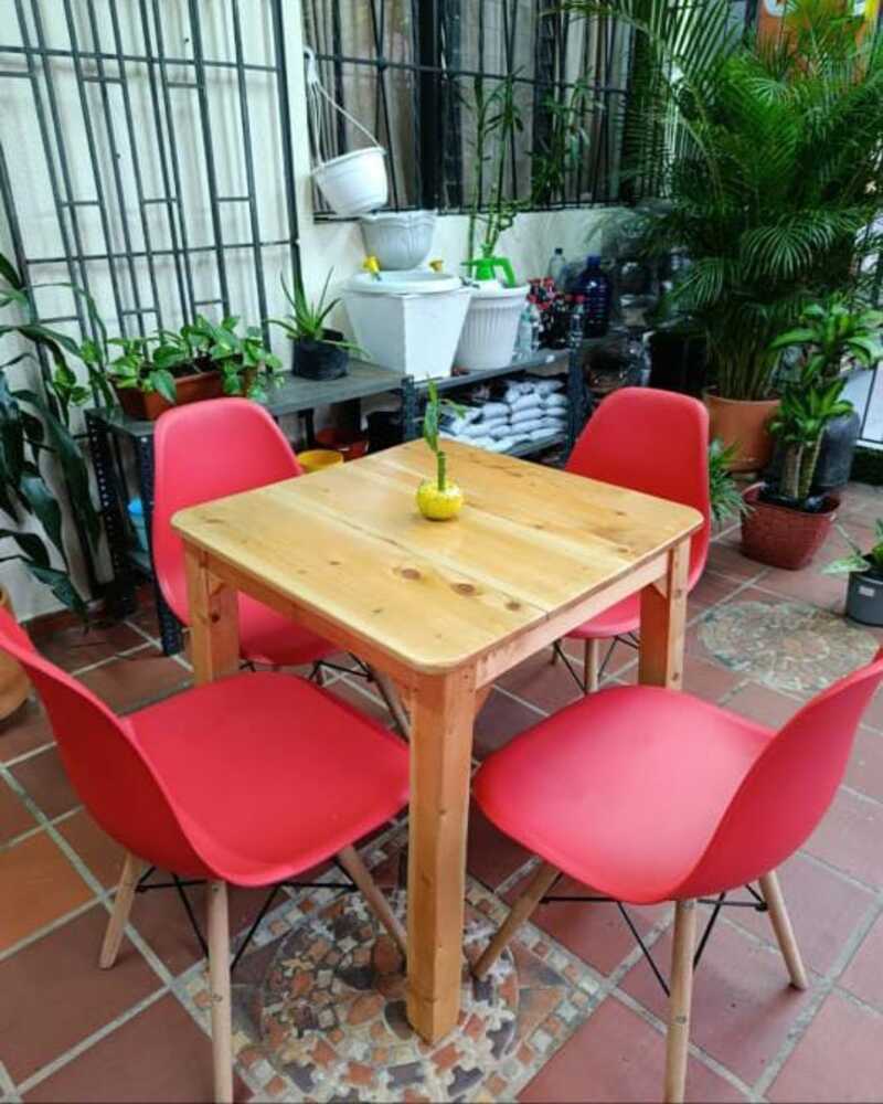 Mesa y juegos de sillas usados