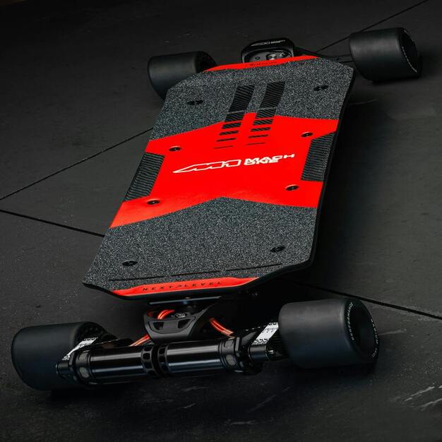 PATINETAS CON MOTOR USADAS PARA TRAYECTOS URBANOS: AUTONOMÍA, BATERÍA Y SEGURIDAD